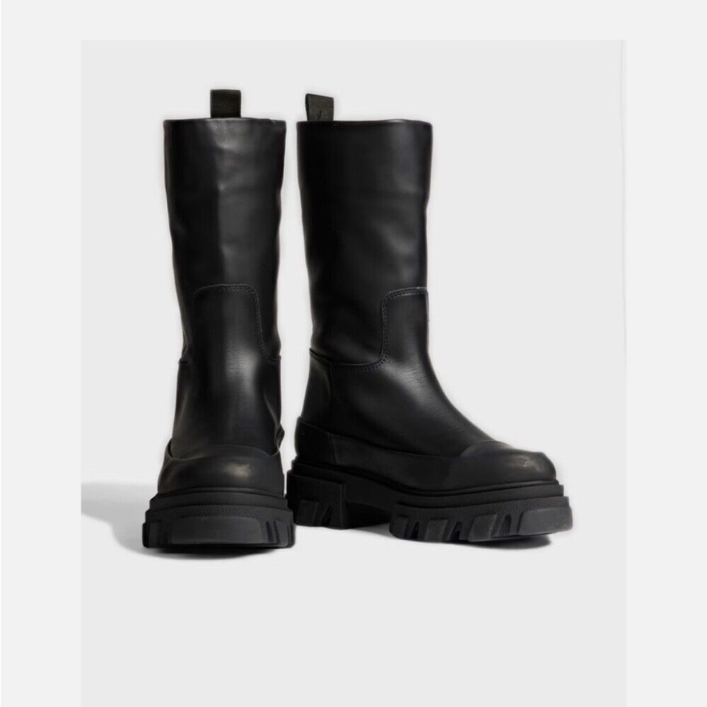 Ganni black leather tubular boots with chunky sole. Size 39 lightly worn